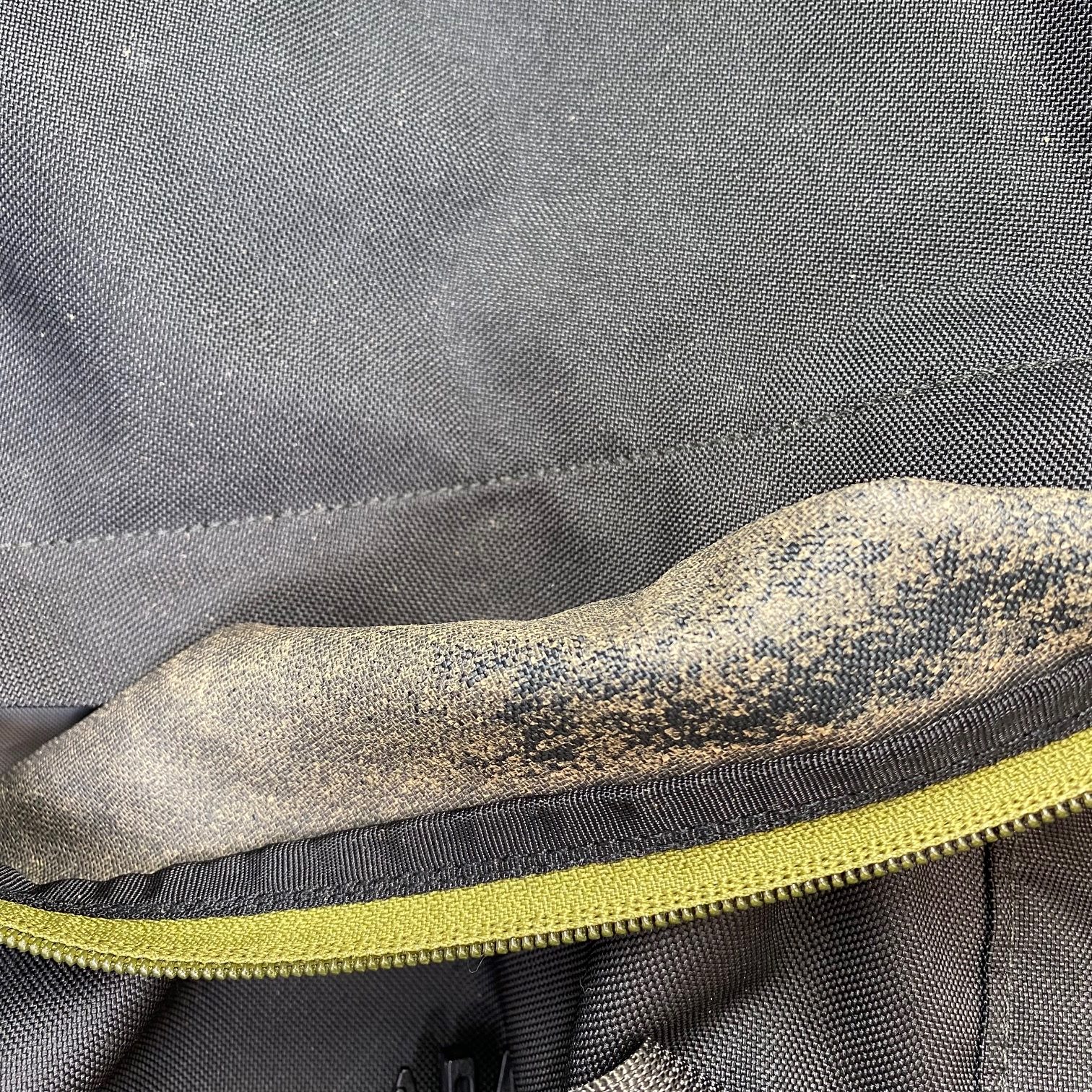 ジャケット、バッグの裏地がぼろぼろと剥がれてきました。修理は可能